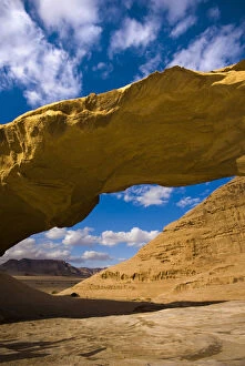 Jordan, Wadi Rum, rocky arch in the desert