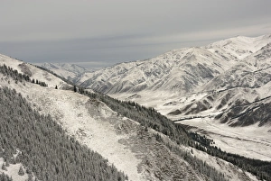 Images Dated 29th September 2007: Kasachstan - Snow covered mountain landscape, Tienschan