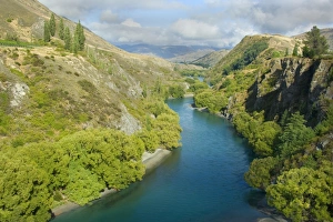Images Dated 11th February 2008: Kawarau river canyon - gorgeous Kawarau river flowing down deep canyon surrounded by mountains in