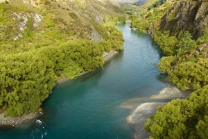 Images Dated 11th February 2008: Kawarau river canyon - gorgeous Kawarau river flowing down deep canyon surrounded by mountains in