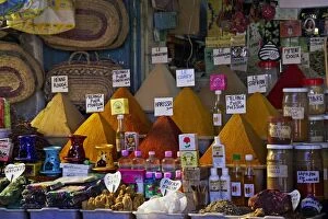 LA-5383 Morocco - market stall selling spices