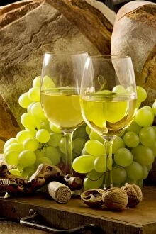 LA-6704 Wine Glasses - with white wine and grapes