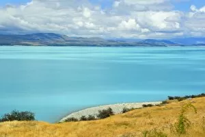 Laka Pukaki - milky blue water of Lake Pukaki makes a sharp contrast to its surroundings