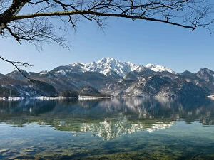 Images Dated 10th August 2021: Lake Kochelsee at village Kochel am See during winter in the Bavarian Alps. Mt