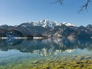 Lake Kochelsee at village Kochel am See during winter in the Bavarian Alps. Mt. Herzogstand in the background. Germany, Bavaria Date: 24-03-2021
