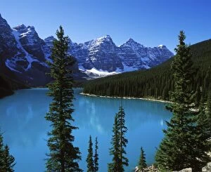 Images Dated 9th December 2010: Lake Moraine - Banff National Park - Canada - Alberta