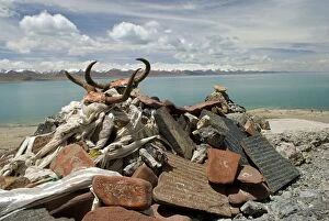 Images Dated 3rd June 2006: Lake Namtso - Salt lake 4, 700m - Yak horns and mani stones - Tibet