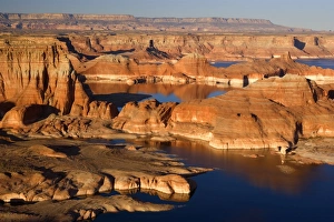 Images Dated 8th April 2009: Lake Powell - panoramic view onto Lake Powell and canyons and buttes of red sandstone from Alstrom
