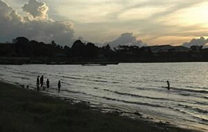 Images Dated 12th January 2006: Lake Victoria, Uganda, Africa - people bathing
