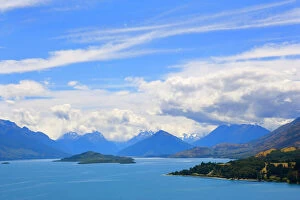 South Island Collection: Lake Wakatipu view towards the stunning mountains of Mount Aspiring National Park with dispersing