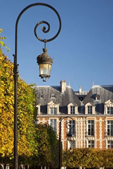 Lamps and architecture in Place des Vosge