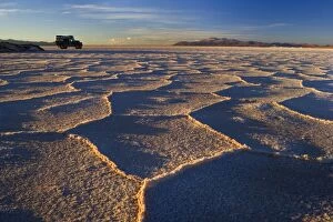 Images Dated 20th May 2010: Landrover on Salinas Grandes del Noroeste - parked