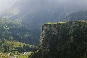Images Dated 16th May 2011: Landscape of Kulu Valley, between Manali
