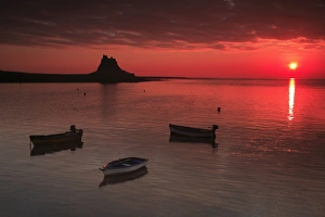 Images Dated 22nd October 2007: Lindisfarne Castle - at sunrise over harbour