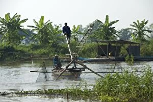 Images Dated 13th November 2008: Local men using net fixed to front of the boat