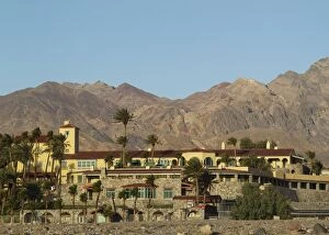 Images Dated 5th April 2011: The luxury Furnace Creek Inn against the background