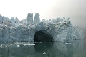 Images Dated 20th August 2003: Magdalene Glacier Svalbard - Spitzbzerg