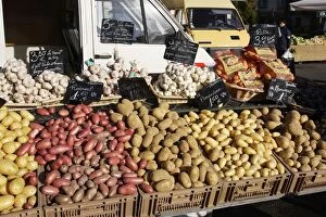 Images Dated 22nd December 2005: Market - Vegatable stall selling garlic and a variety of potatoes. Nice - France