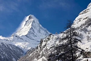 Images Dated 17th September 2013: Matterhorn looms over Zermatt, Switzerland