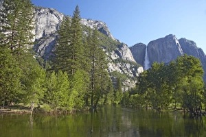 Images Dated 3rd May 2006: Merced River flowing through Yosemite Valey Yosemite National Park California, USA LA000538