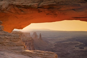 Images Dated 20th April 2009: Mesa Arch - View through Mesa Arch into the maze of canyons and rock formations - Islands in the Sky