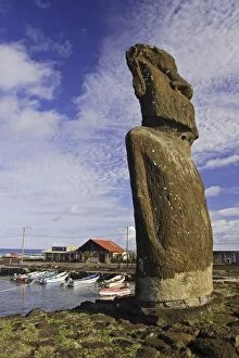 Images Dated 3rd November 2004: Moai (monolithic stone statue) of Ahu Tautira in