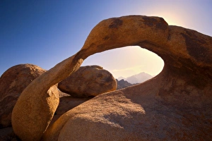 Images Dated 27th March 2009: Mobius Arch - amazing rock arch of red sandstone on the foothills of the Sierra Nevada