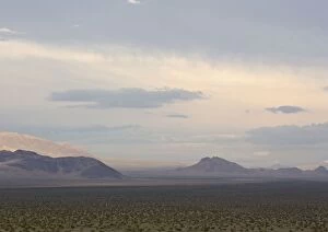Images Dated 5th March 2005: Mojave Desert - looking towards Silurian mountains, close to Arizona border. USA