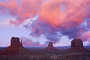 Images Dated 27th March 2010: Monument Valley - famous sandstone formations The Mittens