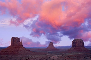 Images Dated 27th March 2010: Monument Valley - famous sandstone formations The Mittens