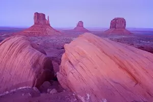 Images Dated 21st February 2009: Monument Valley - panoramic view into Monument Valley with its famous sandstone buttes West Mittens
