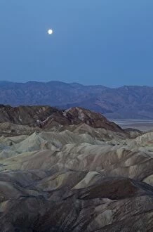 Images Dated 8th April 2011: Full Moon - at dawn over the Panamint Range