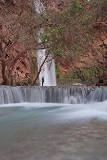 Images Dated 3rd May 2011: Mooney Falls / Havasupai Falls with tourist (Kennedy)