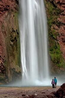 Images Dated 3rd May 2011: Mooney Falls / Havasupai Falls with tourists (Kennedy)