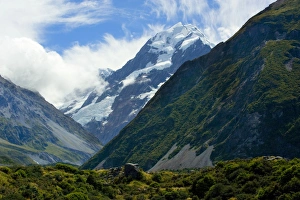 Images Dated 13th February 2008: Mount Cook - view into Hooker valley and the highest mountain of New Zealand, Mount Cook