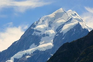 Images Dated 13th February 2008: Mount Cook - view into Hooker valley and the highest mountain of New Zealand, Mount Cook
