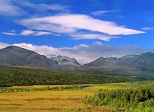 Scandinavia Collection: Mountain scenery mountains of Rondane National Park and valley of Atna river in colourful autumn