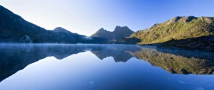 Images Dated 10th December 2008: Mountain scenery - stunning Dove Lake in front of massive Cradle Mountain is one of Tasmania's