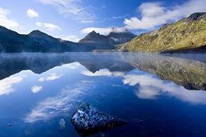 Images Dated 10th December 2008: Mountain scenery - stunning Dove Lake in front of massive Cradle Mountain is one of Tasmania's