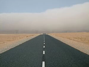 Images Dated 16th August 2009: Namibia - The B4 tarred road at the edge of