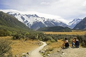 Images Dated 4th March 2007: New Zealand - two hikers take a rest to enjoy scenery