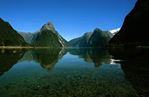 Images Dated 21st September 2007: New Zealand - Milford Sound Fiordland National Park, South Island MPM00033