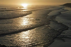 Images Dated 2nd October 2007: North Sea Waves - on the shoreline at sunrise, Northumberland National Park, England