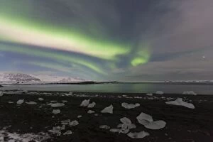 Images Dated 17th February 2016: Northern Lights over the sea
