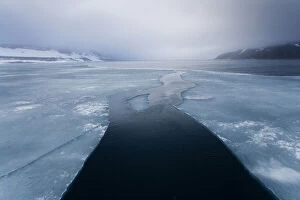 Norway, Svalbard, Nordaustlandet, Lead through