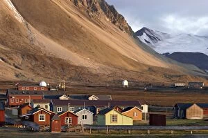 Images Dated 28th August 2003: Ny-Alesund - showing buildings and heating system. Spitzbergen. Svalbard