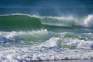 Images Dated 28th September 2008: Ocean Waves - turquoise coloured waves break at the shore of the eastern beach on Fraser Island
