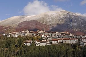 Images Dated 2nd November 2006: Opi - Village in mountains. National Park of Abruzzo, Italy