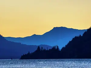 Oregon, Columbia River Gorge National Scenic Area, Columbia River and Gorge Peaks at sunset Date: 29-10-2020