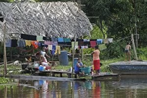 Images Dated 15th February 2011: Orinoco Delta Warao Indians - washing clothes
